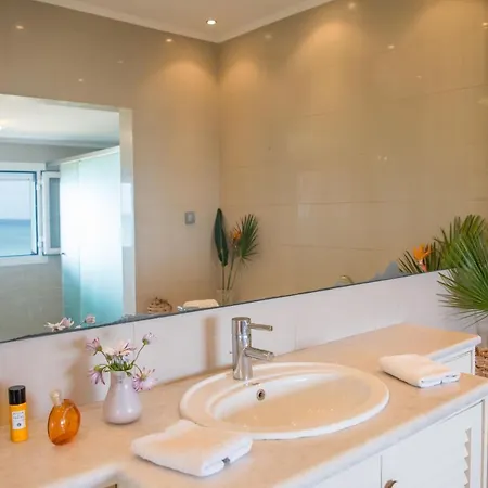 Villa Azzuro House - On The & Private Pool, By Zantewize *