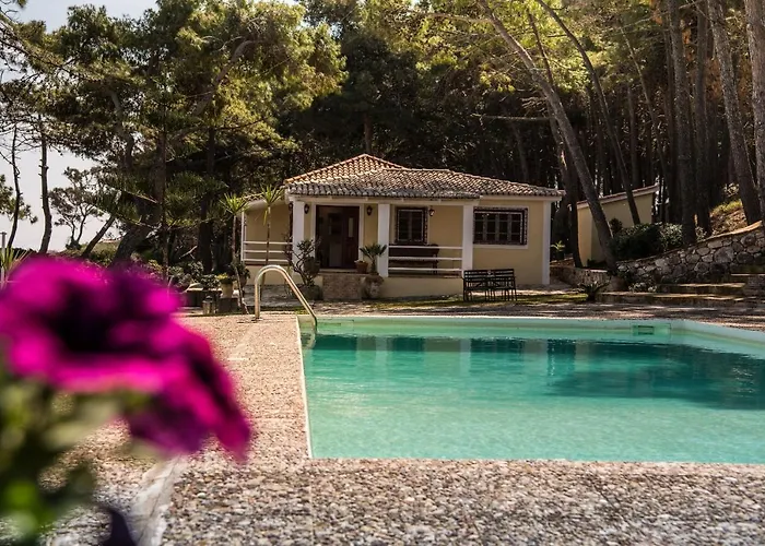 Azzuro House - On The & Private Pool, By Zantewize Vila *