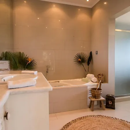 Azzuro House - On The & Private Pool, By Zantewize ヴィラ Vasilikí