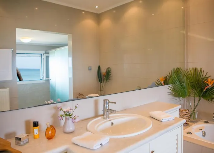 Вилла Azzuro House - On The & Private Pool, By Zantewize *