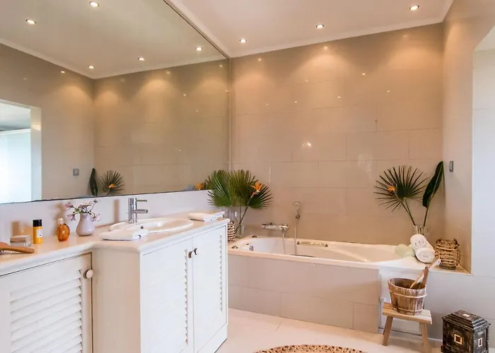 Вилла Azzuro House - On The & Private Pool, By Zantewize