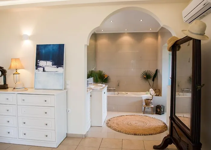 Azzuro House - On The & Private Pool, By Zantewize Вилла